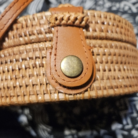 Handcrafted Beige Round Woven Bag - Picture 3 of 4